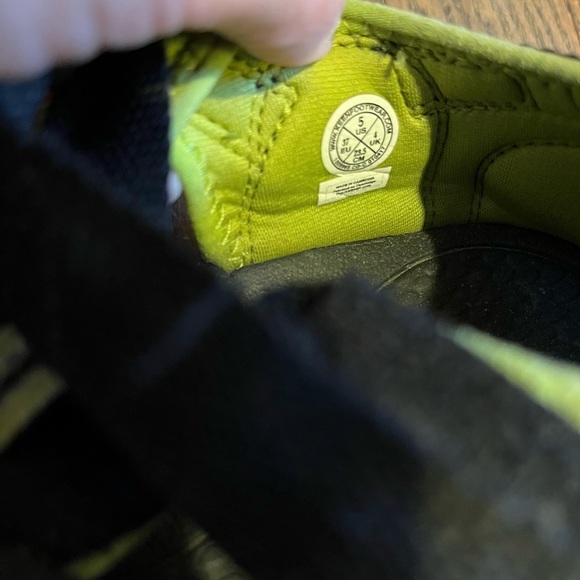 Keen. Big kids size 5. Water shoe. Hiking. - Picture 4 of 8